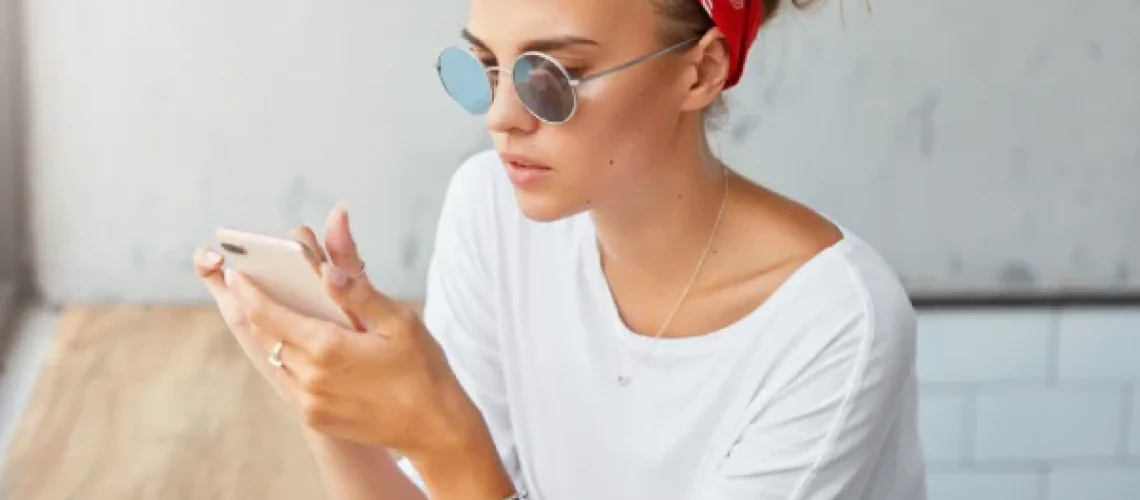 girl-using-mobile-600x400
